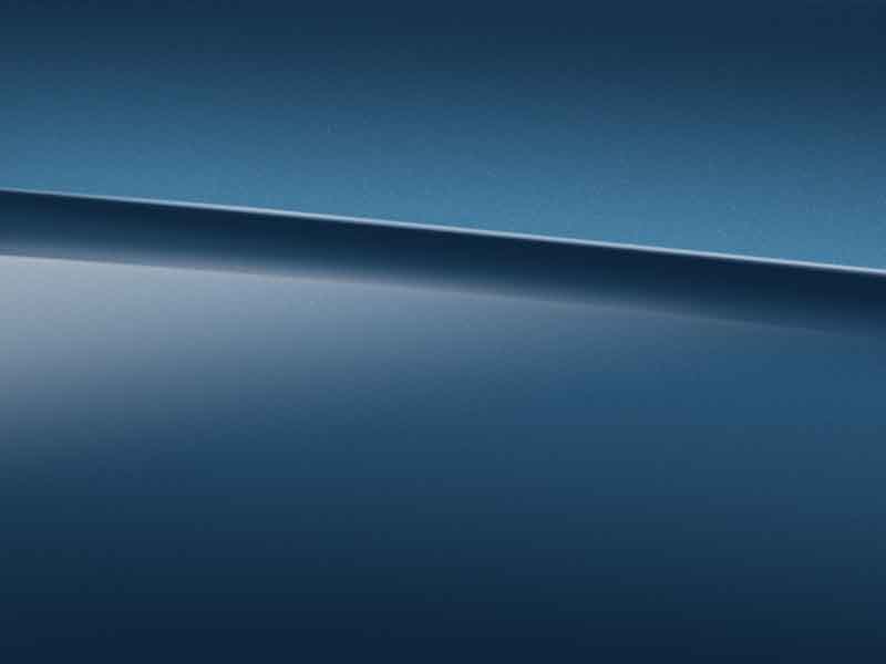 Vue de trois quarts de profil de la Mercedes GLA Limousine avec la peinture Métallisé - bleu denim