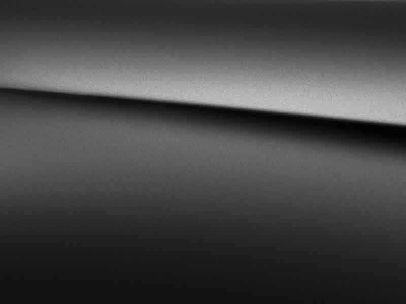 Vue de trois quarts de profil de la Mercedes-Benz GLA avec la peinture designo - gris montagne magno