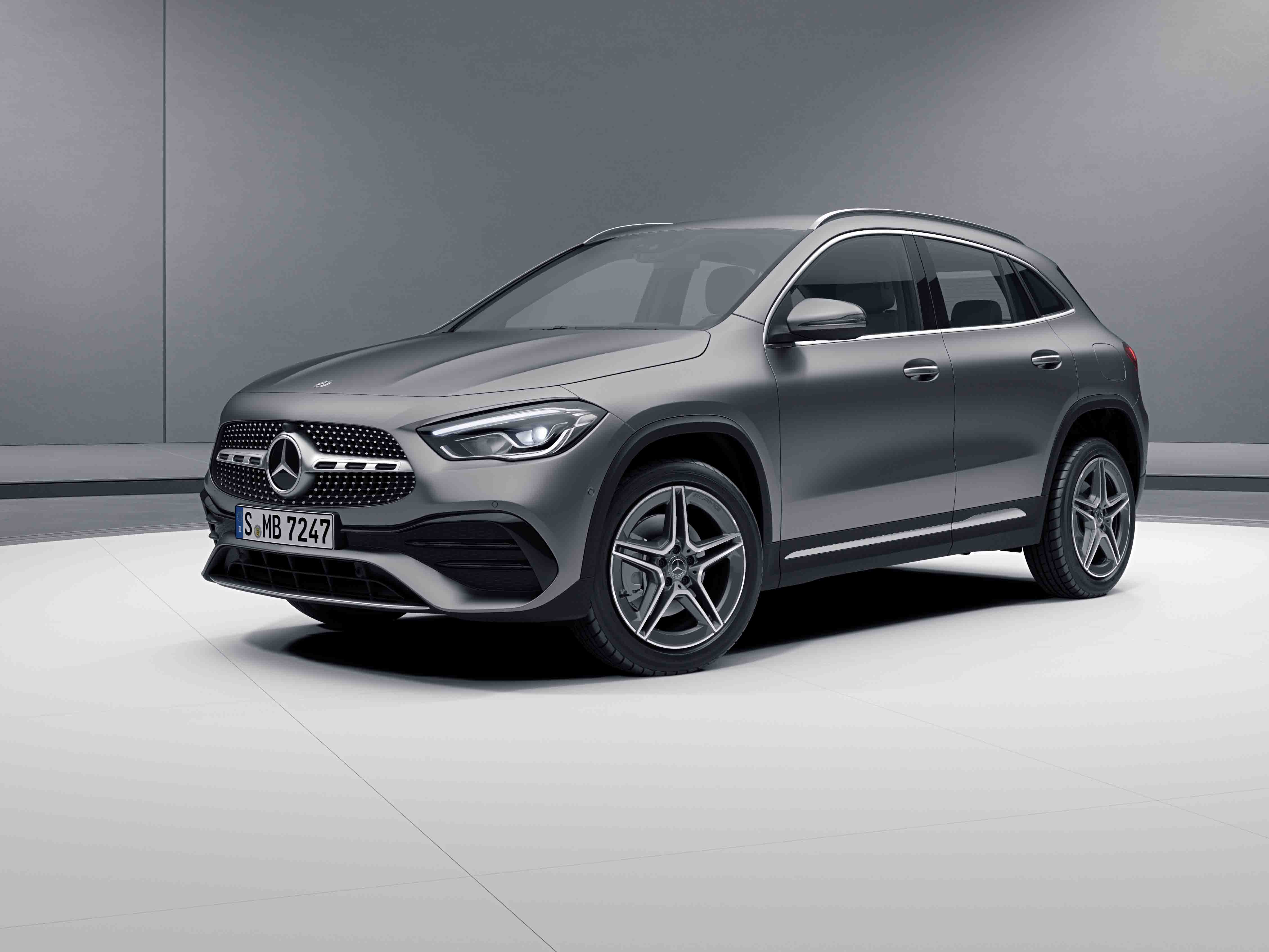 Vue de trois quarts de profil de la Mercedes-Benz GLA avec la peinture designo - gris montagne magno