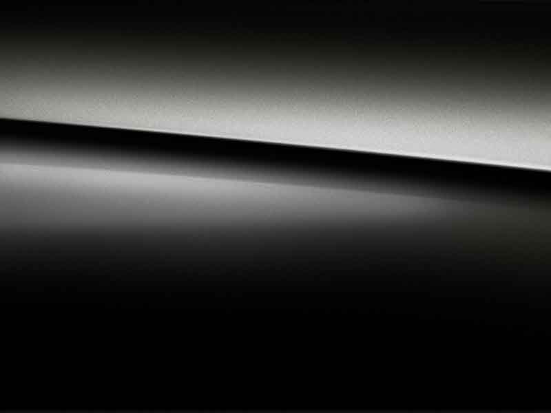 Vue de trois quarts de profil de la Mercedes GLA Limousine avec la peinture Métallisé - noir cosmos