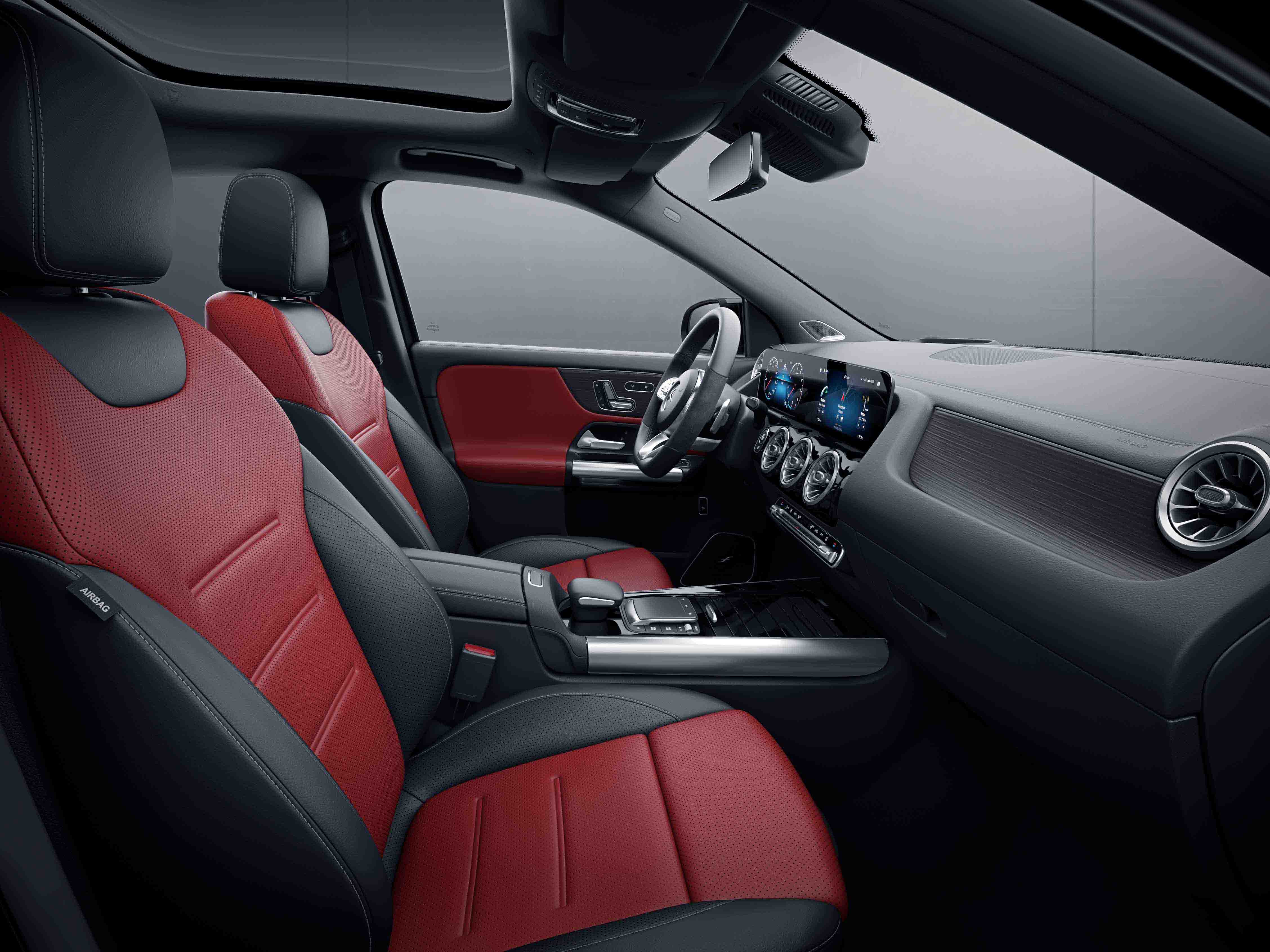 Habitacle de la Mercedes Classe GLA avec une Sellerie cuir bicolore - rouge noir 