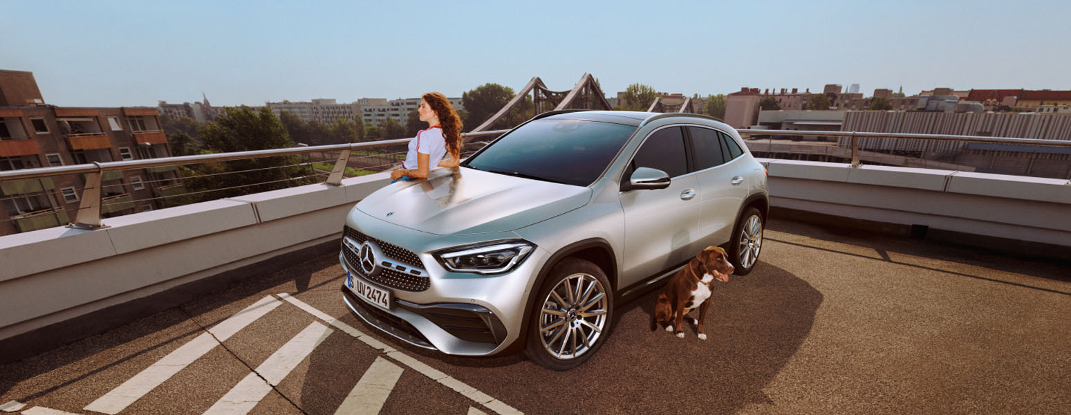 Mercedes GLA Grise en arrêt dans une terrasse - Vue de trois quarts du profil