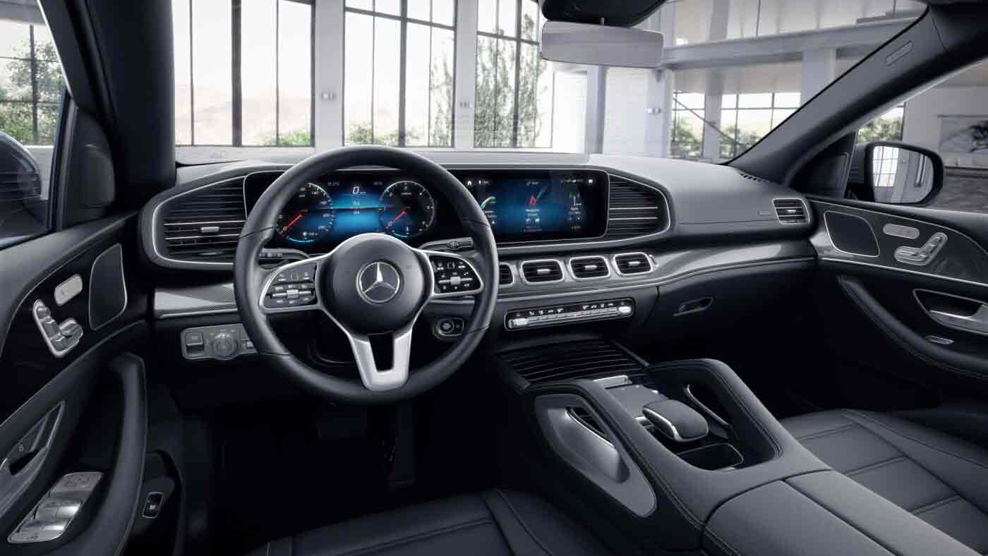  Poste de conduite de la Mercedes GLE Coupé Luxury avec vue sur l’écran tactile et la console centrale