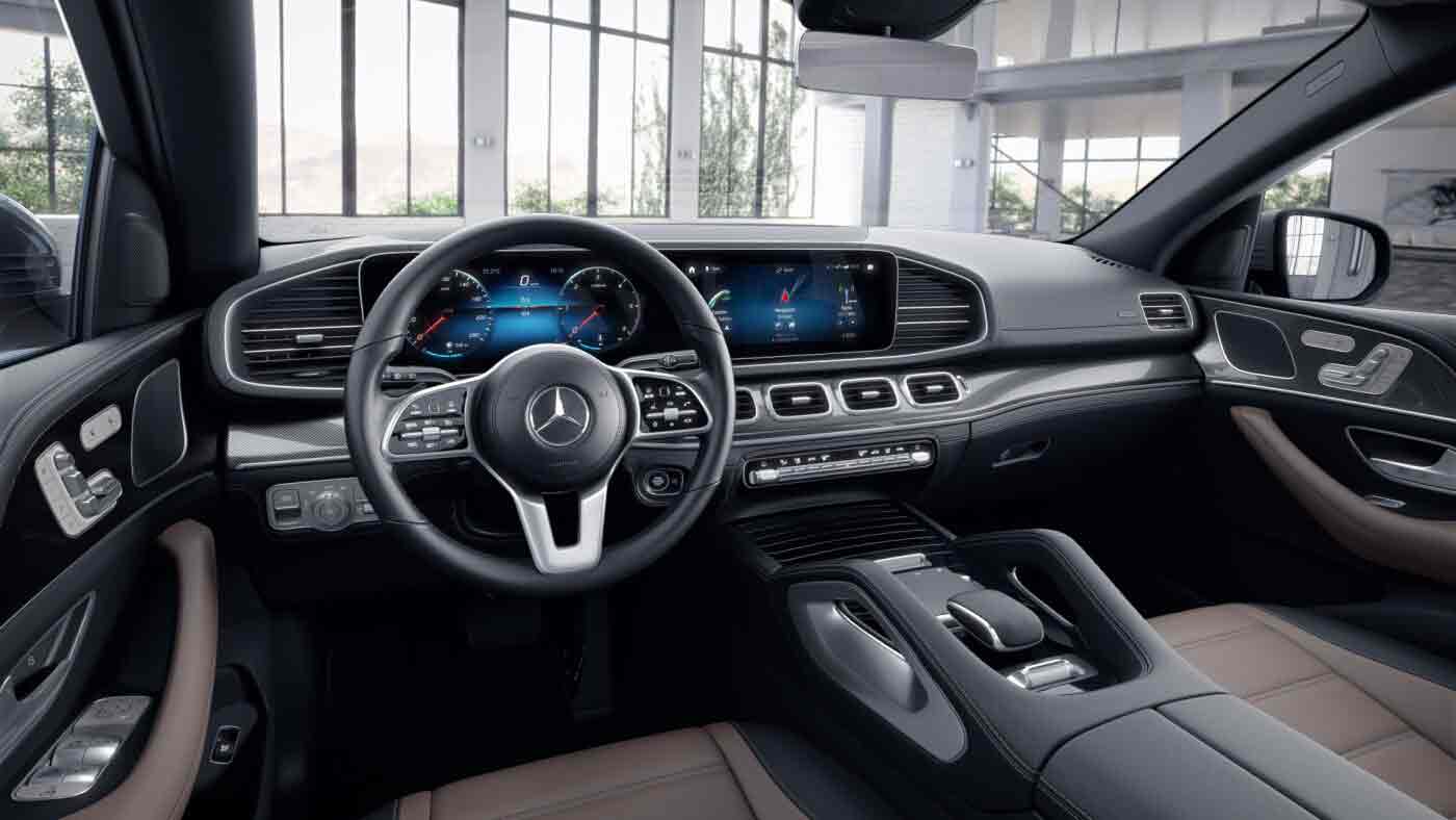 Poste de conduite de la Mercedes GLE Coupé - Finition AMG Line Plus avec vue sur l’écran tactile, sellerie et la console centrale