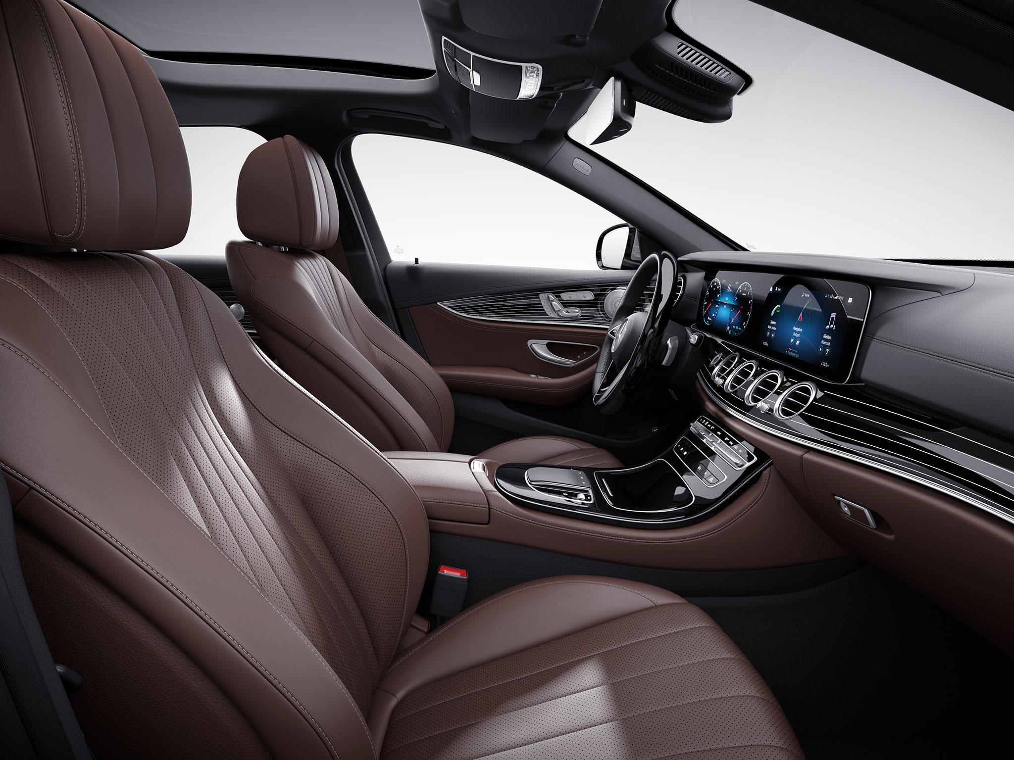 Habitacle de la Mercedes Classe E Berline avec une Sellerie Cuir Nappa Marron Noix - noir