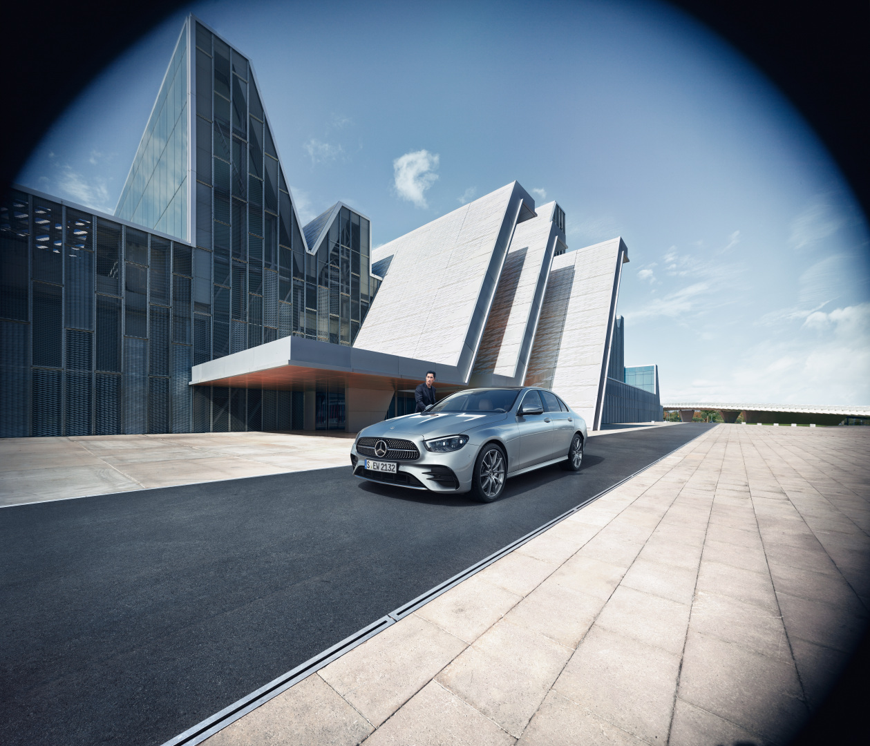  Mercedes Classe E Berline Grise en mouvement avec vue de trois quarts de profil