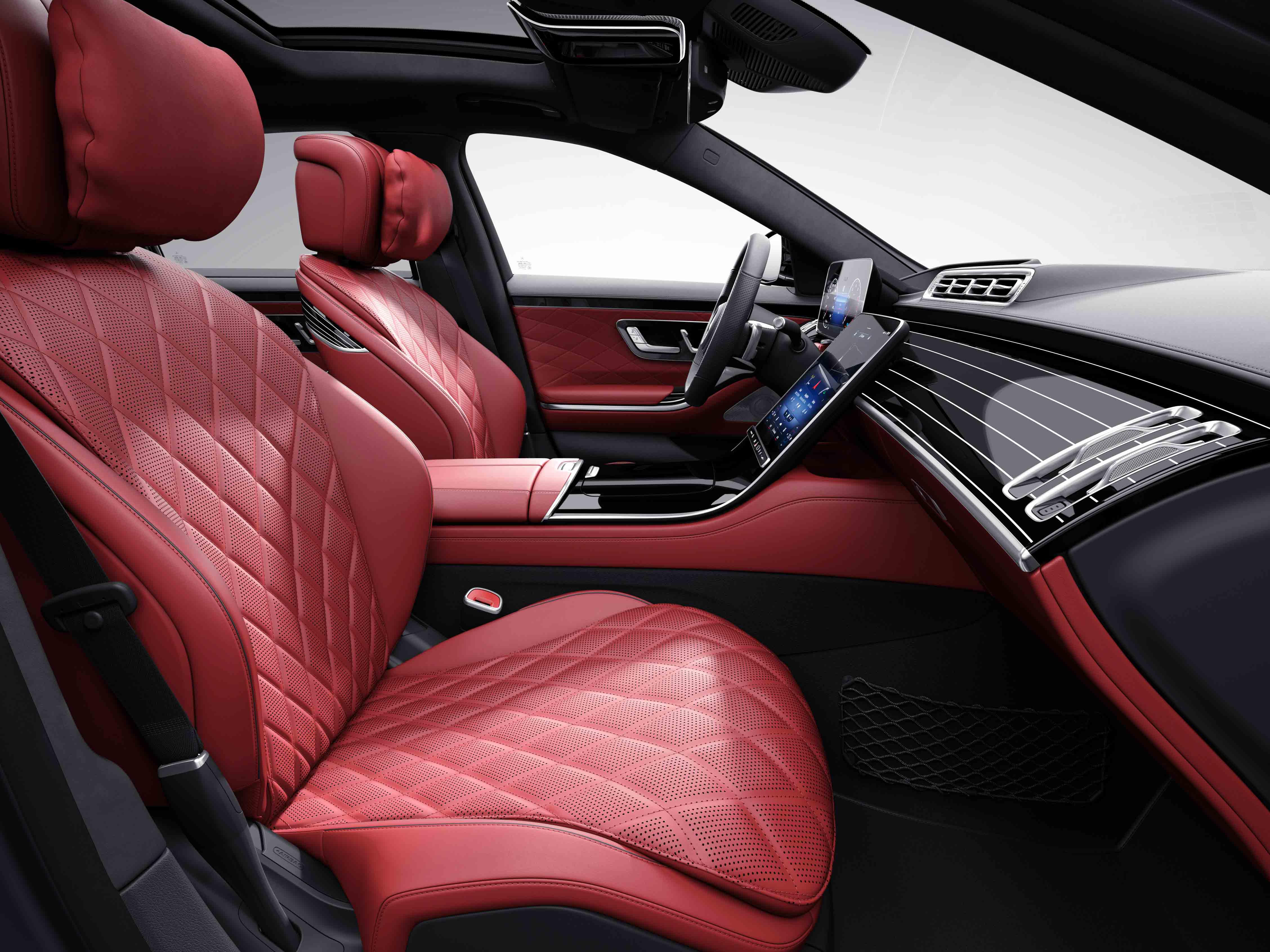 Habitacle de la Mercedes Classe S Limousine avec une sellerie cuir nappa AMG line plus - marron noix noir