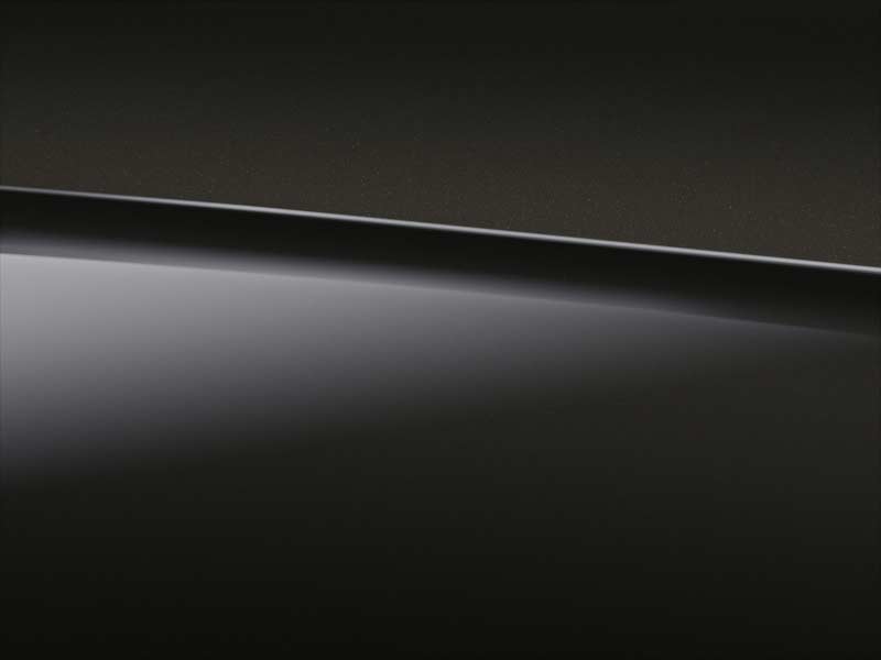 Vue de trois quarts de profil de la Mercedes Classe S Limousine avec la peinture Métallisé noir obsidienne