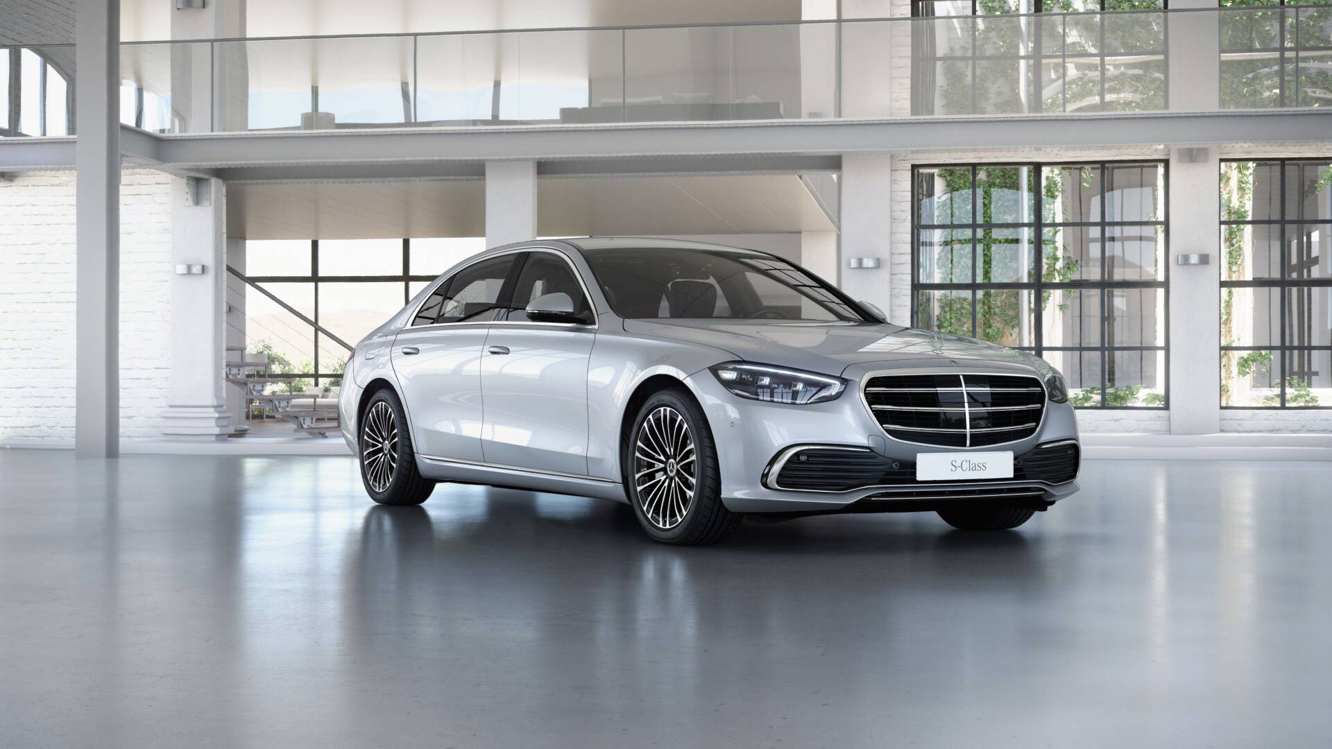 Mercedes Benz Classe S Limousine noire Finition Business : Vue de trois quarts de profil à l'arrêt