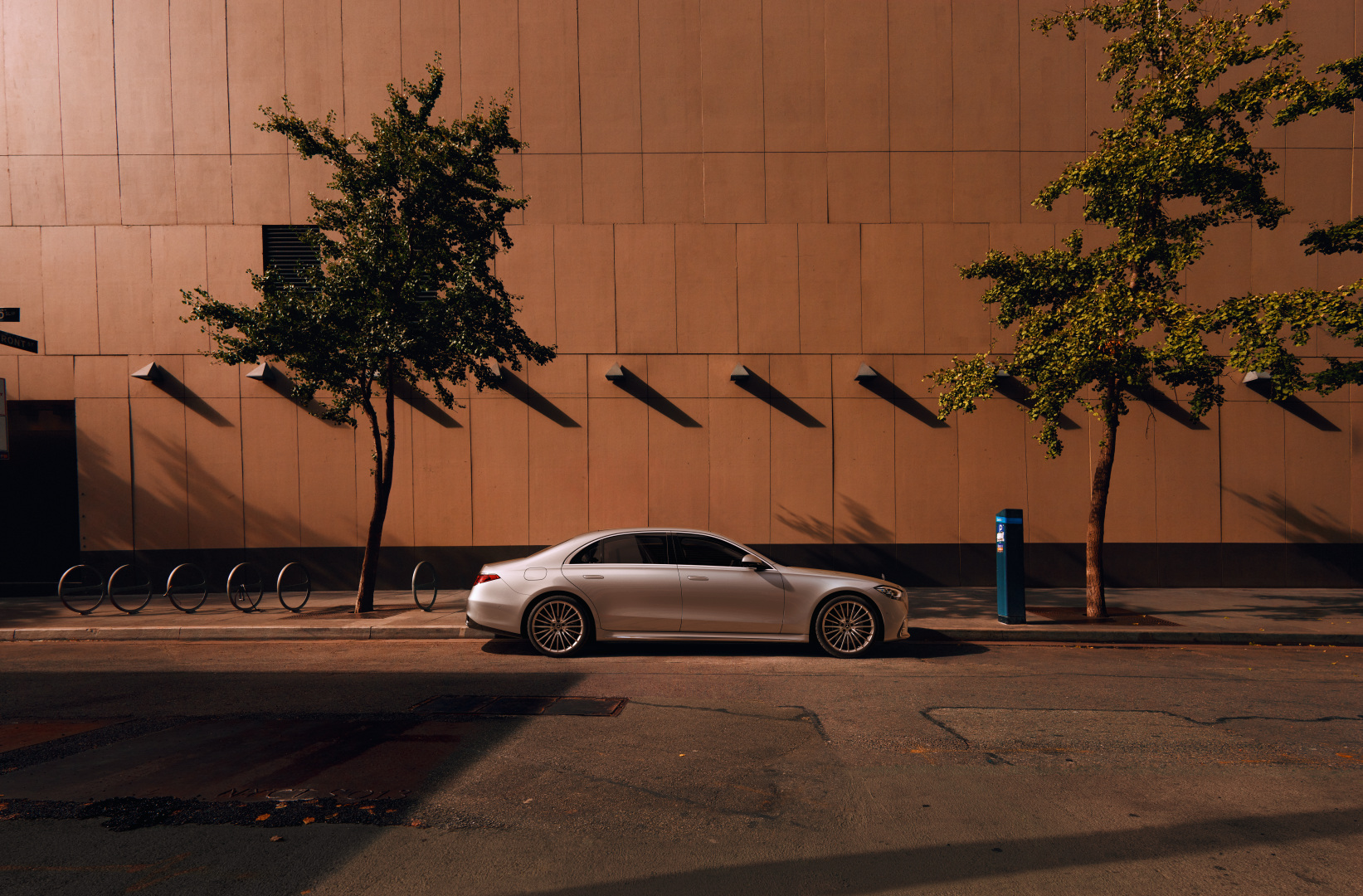 Mercedes Classe S Limousine Grise en mouvement, vue de trois quarts profil