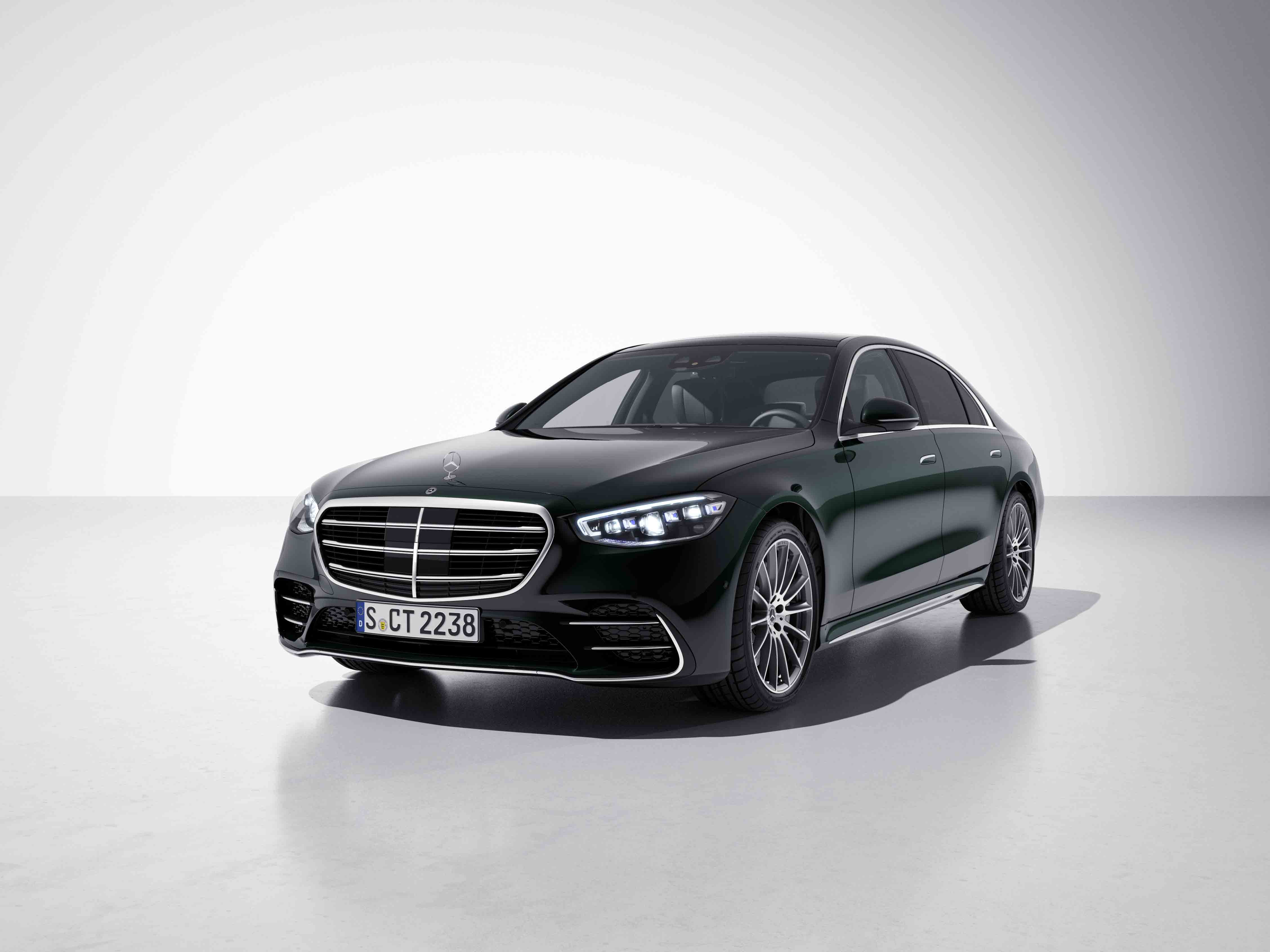 Vue de trois quarts de profil de la Mercedes-Benz Classe S Limousine avec la peinture Métallisé Vert Emeraude
