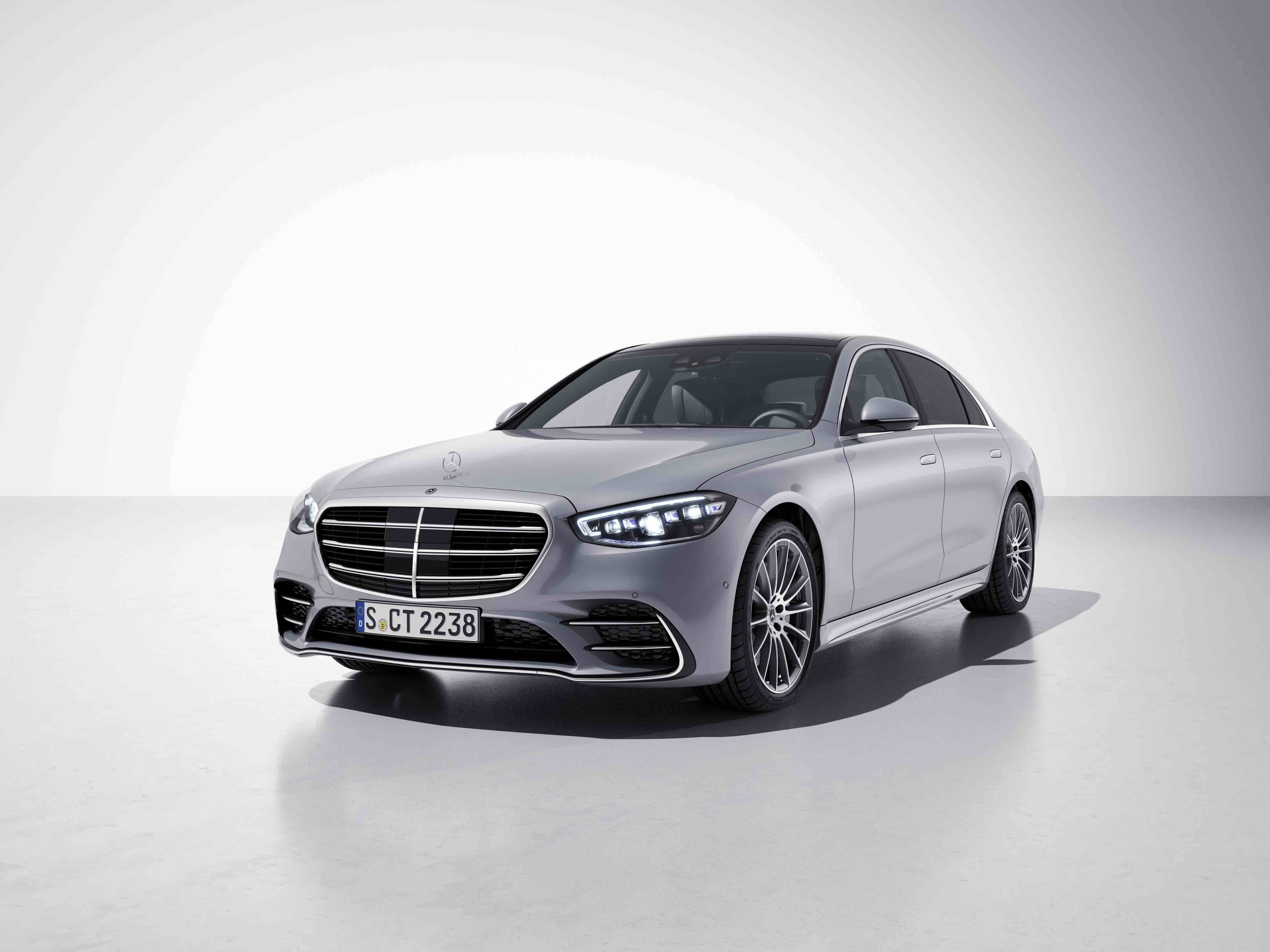 Vue de trois quarts de profil de la Mercedes-Benz Classe C Berline avec la peinture Métallisé - argent diamant