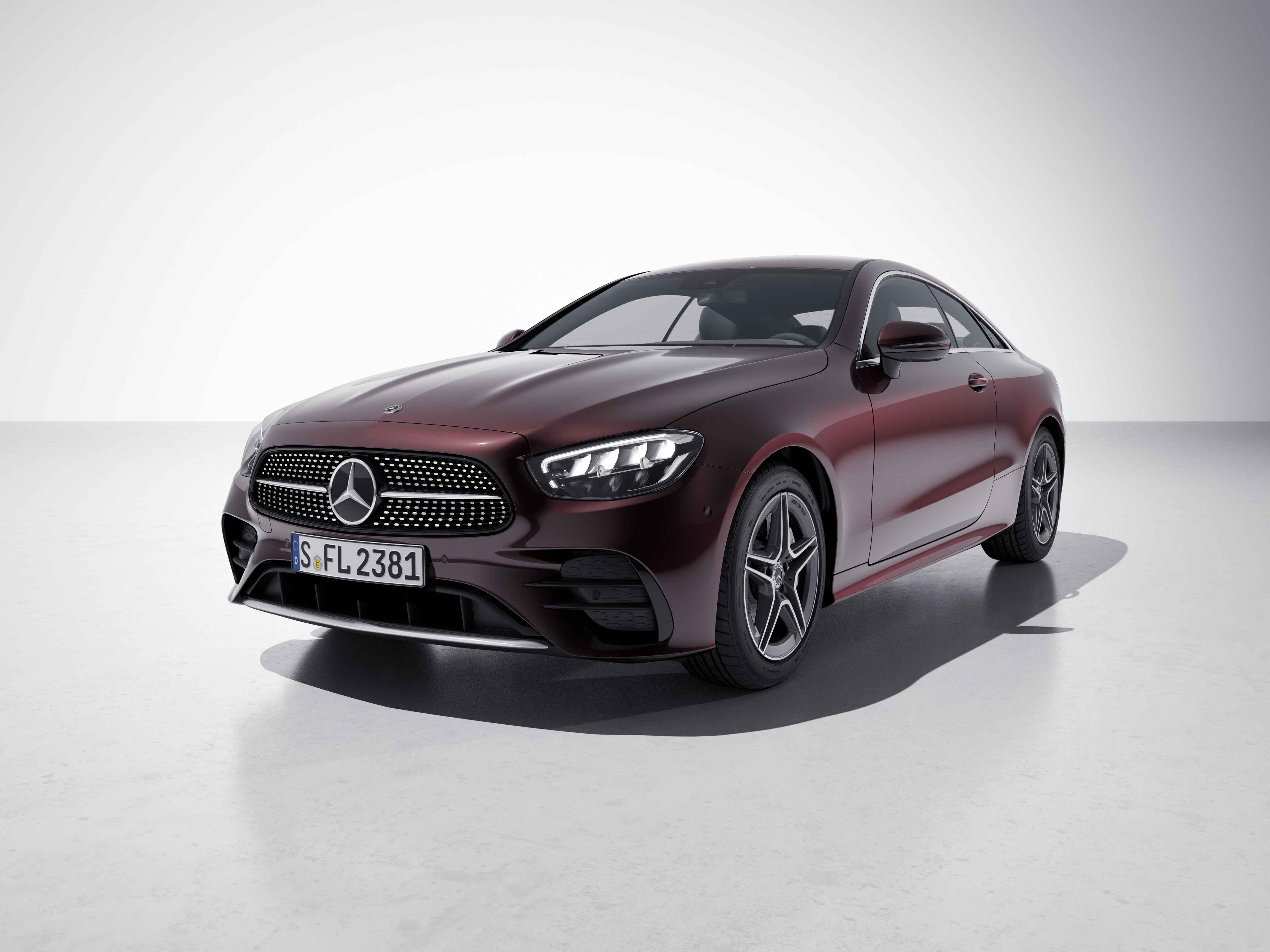 Vue de trois quarts de profil de la Mercedes Classe E Coupé avec la peinture métallisée rouge rubellite