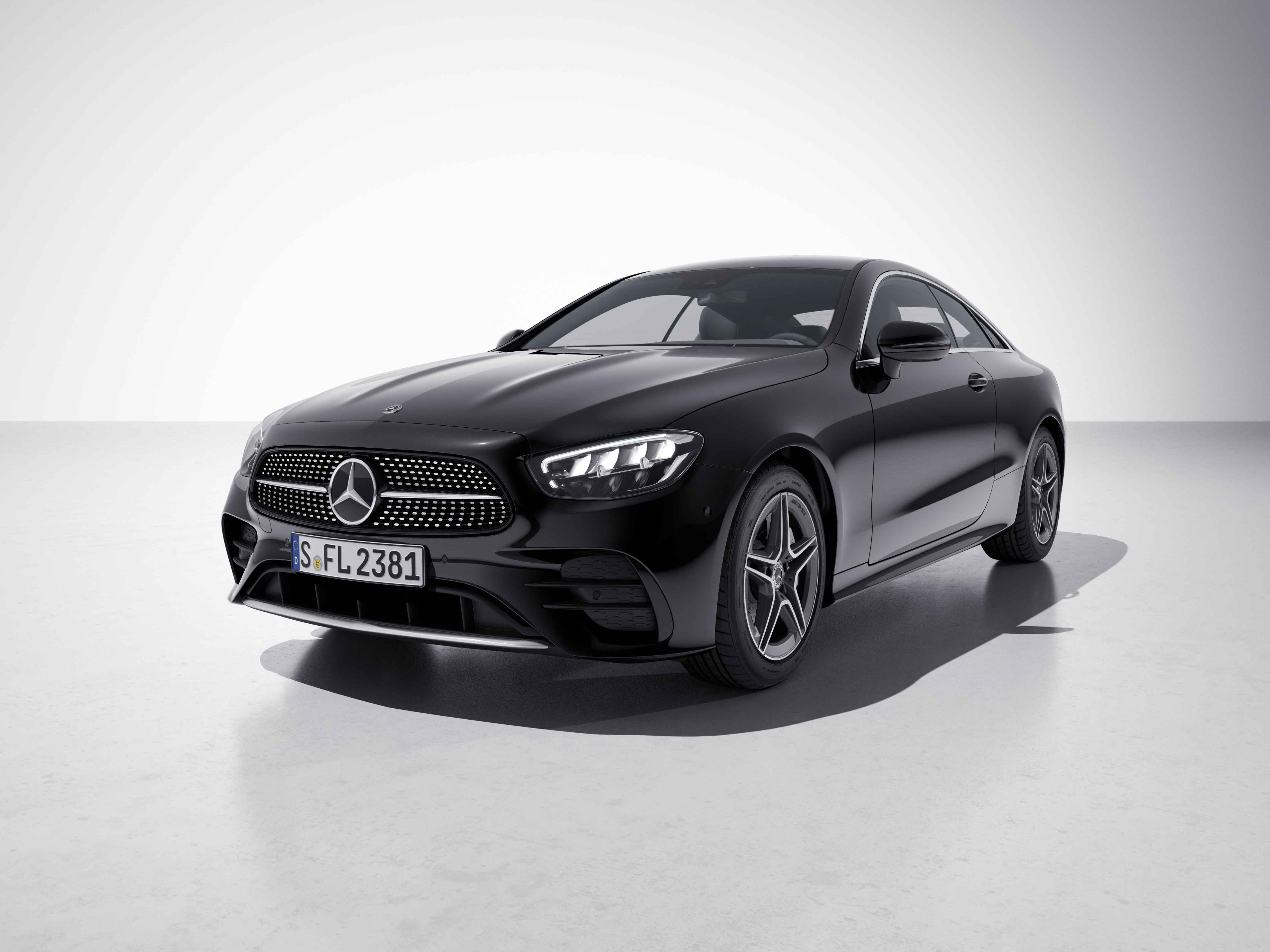 Vue de trois quarts de profil de la Mercedes Classe E Coupé avec la peinture métallisée noir obsidienne