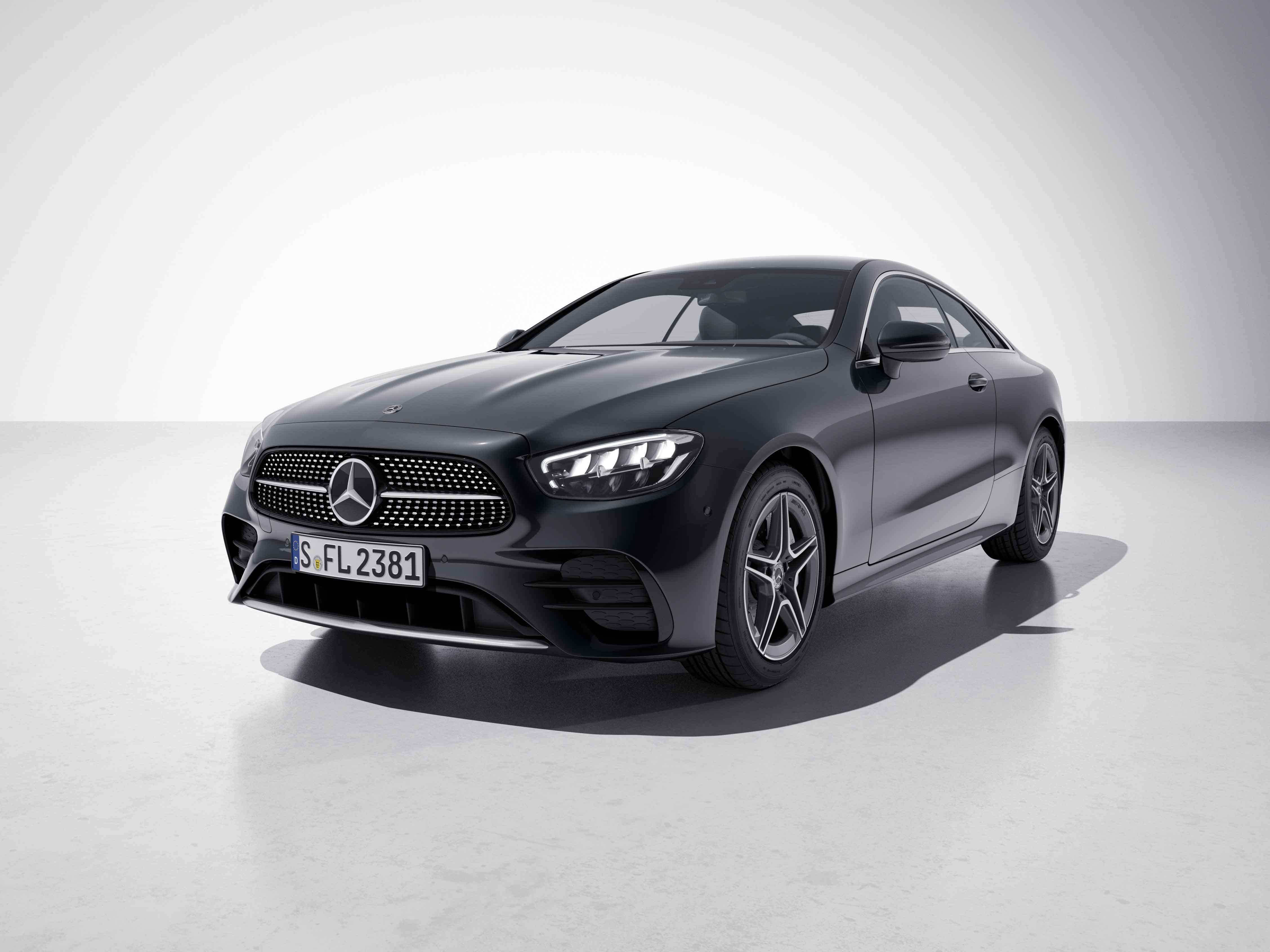 Vue de trois quarts de profil de la Mercedes Classe E Coupé avec la peinture métallisée gris graphite