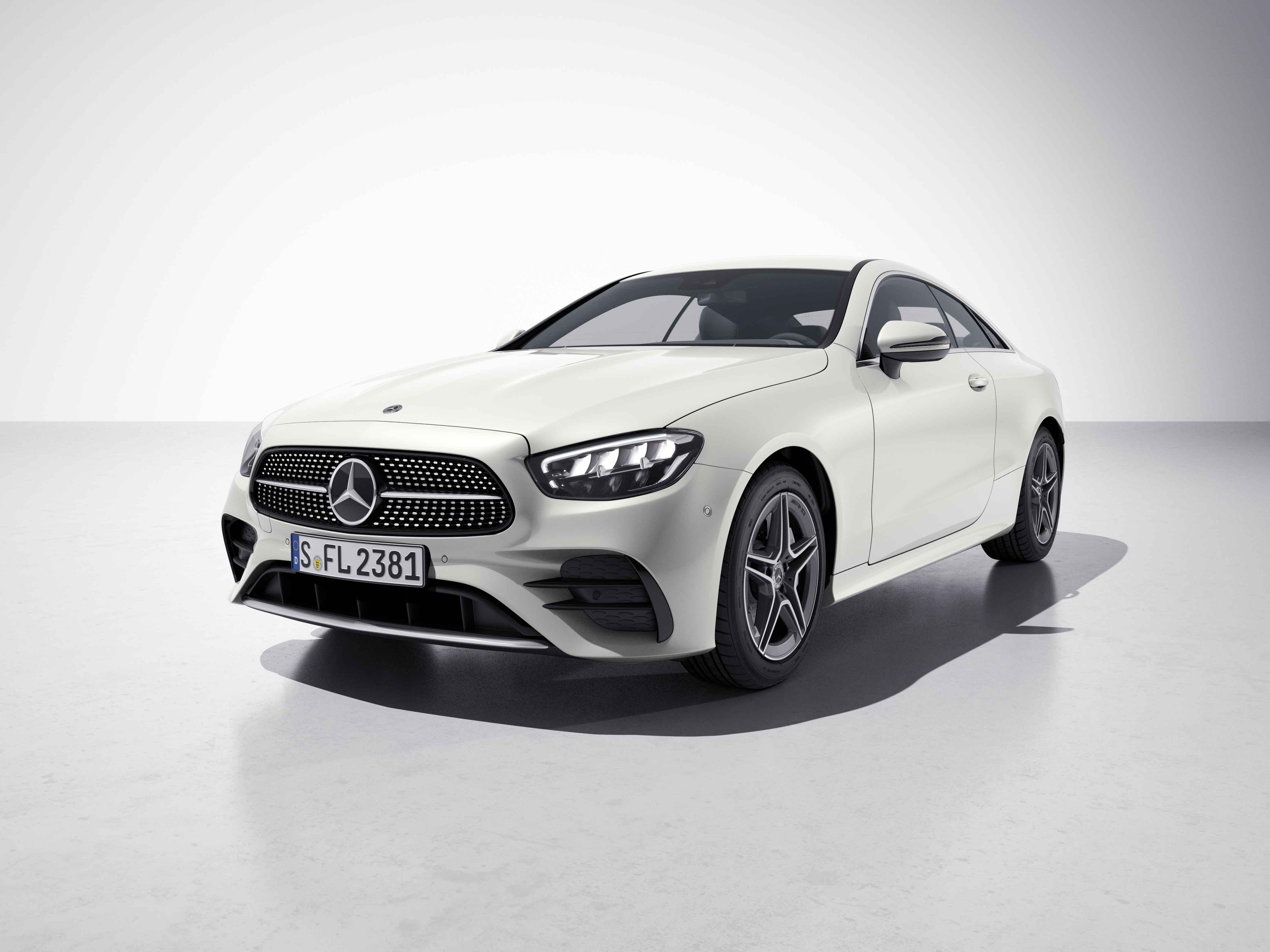 Vue de trois quarts de profil de la Mercedes Classe E Coupé avec la peinture designo - blanc diamant bright designo