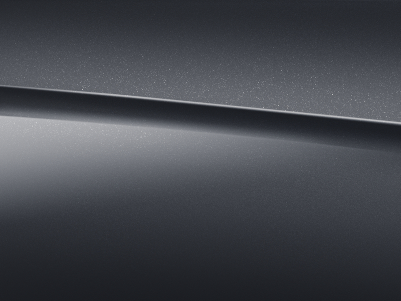 Vue de trois quarts de profil de la Mercedes Classe E Coupé avec la peinture métallisée gris graphite