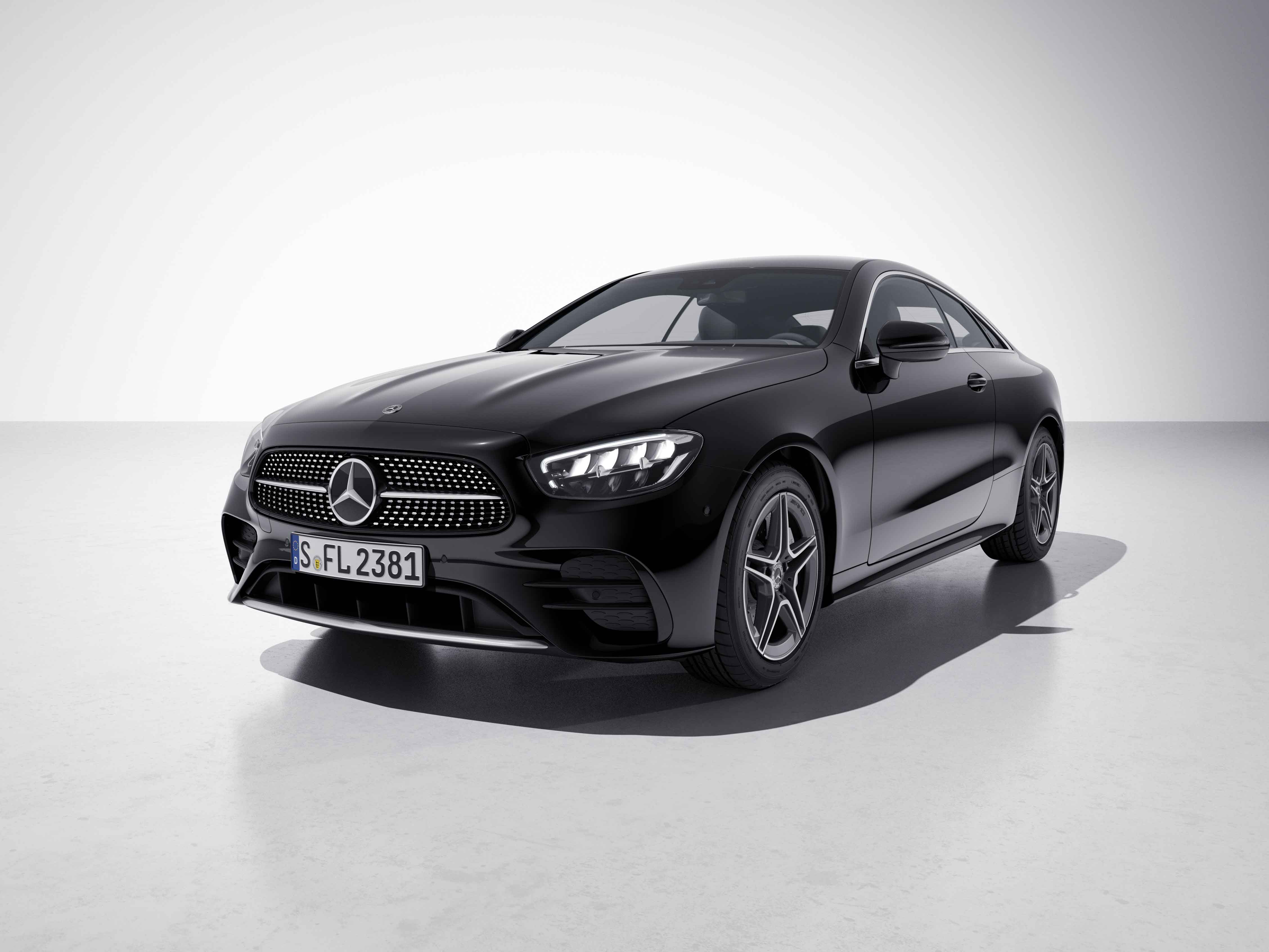 Vue de trois quarts de profil de la Mercedes Classe E Coupé avec la peinture noir