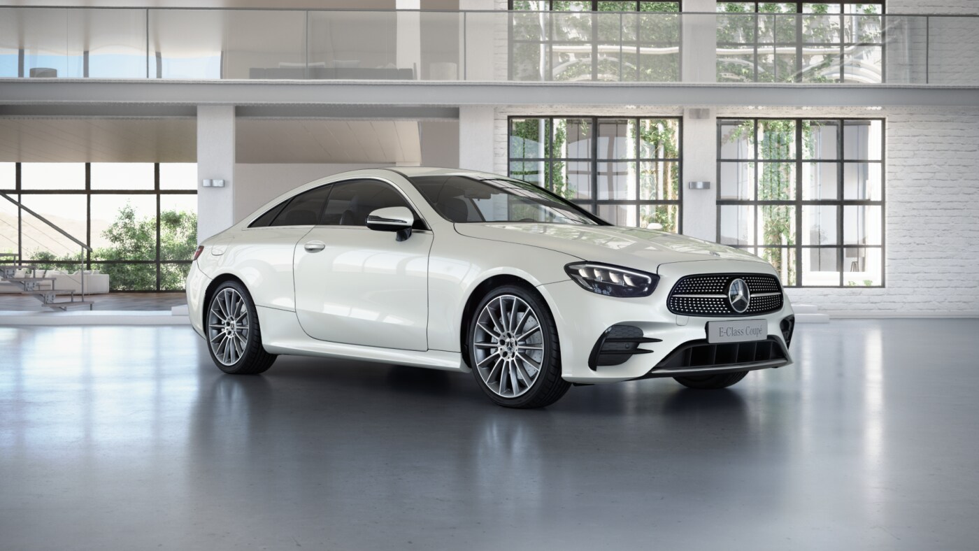 Mercedes-Benz Classe E Finition AMG Line Plus, Vue de trois quarts de profil de l’avant en mouvement