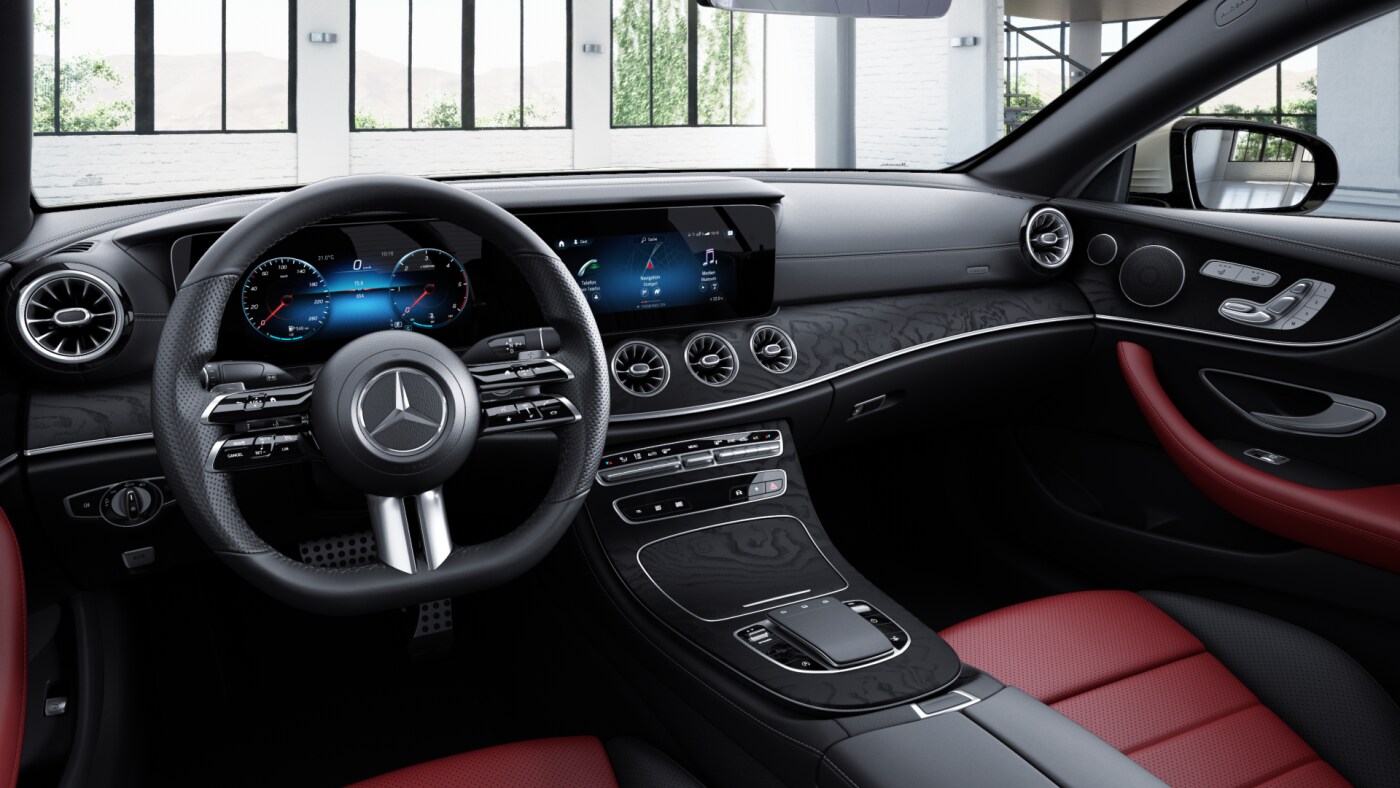 Poste de conduite de la Mercedes Classe E Coupé AMG Line Plus avec vue sur l’écran tactile, sellerie et la console centrale 