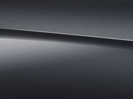 Vue de trois quarts de profil de la Mercedes Classe C Berline avec la peinture métallisée gris graphite
