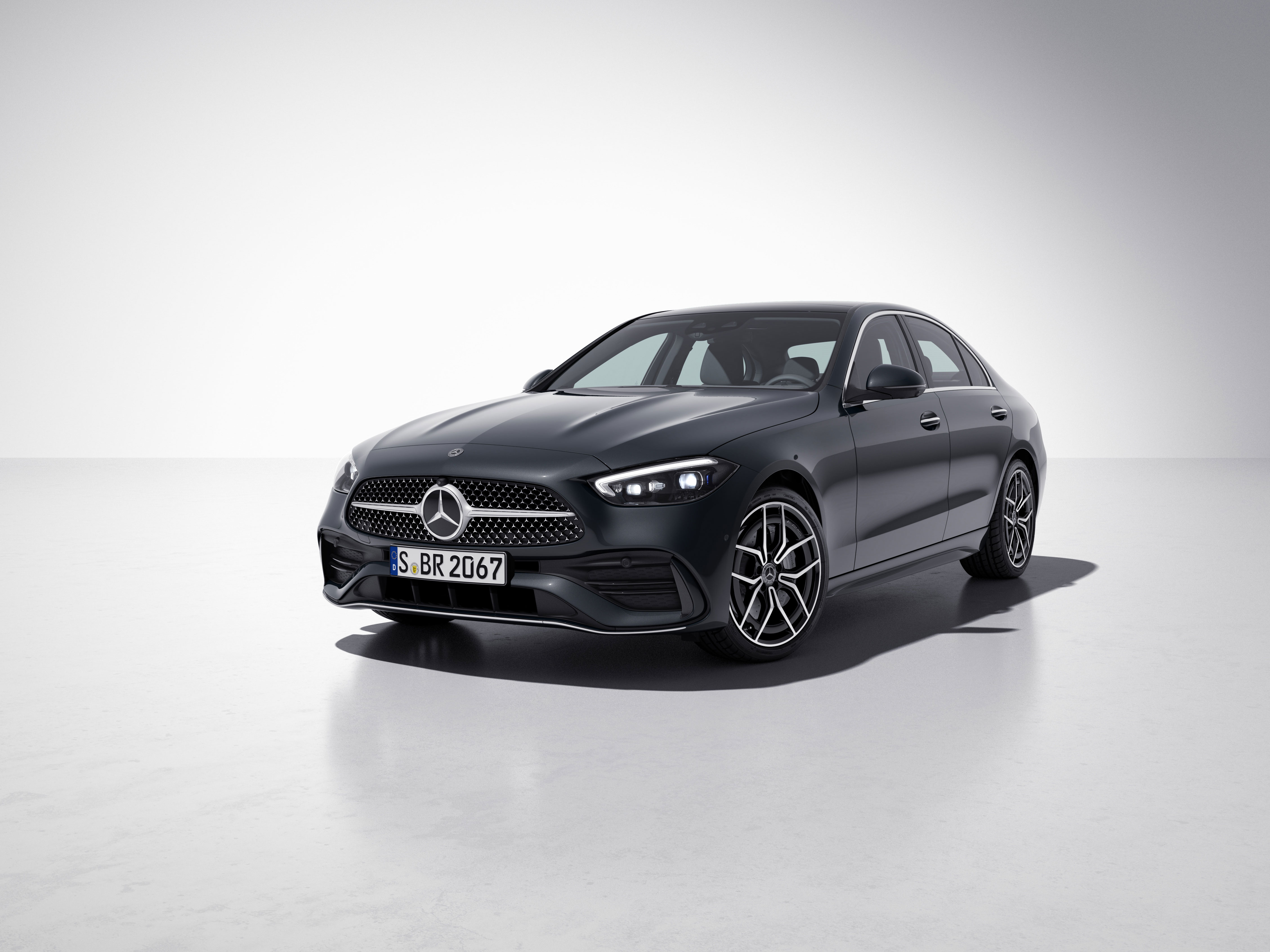 Vue de trois quarts de profil de la Mercedes Classe C Berline avec la peinture métallisée gris graphite