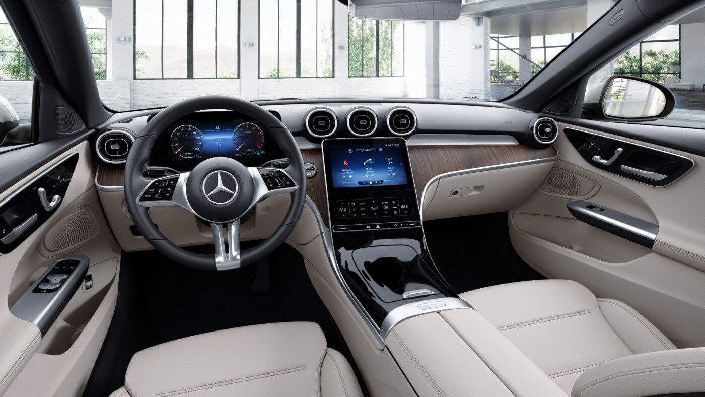 Poste de conduite de la Mercedes Classe C Berline Luxury avec vue sur l’écran tactile, sellerie et la console centrale 
