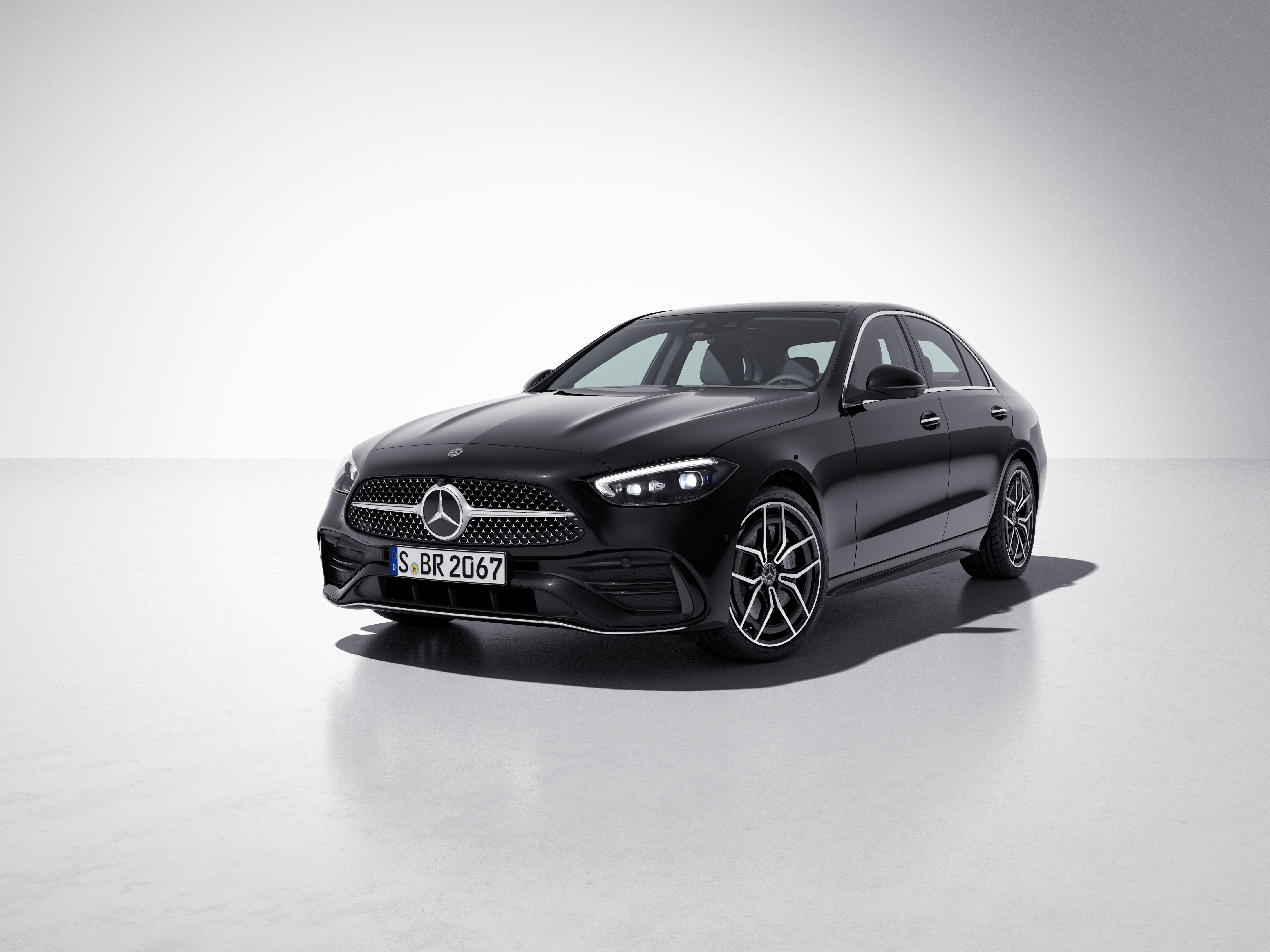 Vue de trois quarts de profil de la Mercedes Classe C Berline avec la peinture métallisée noir obsidienne
