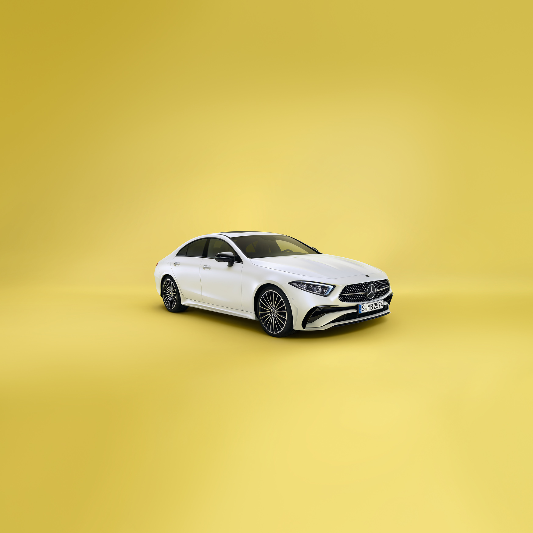 Mercedes Nouveau CLS Coupé Blanche en arrêt - Vue de trois quarts de profil à l'arrêt