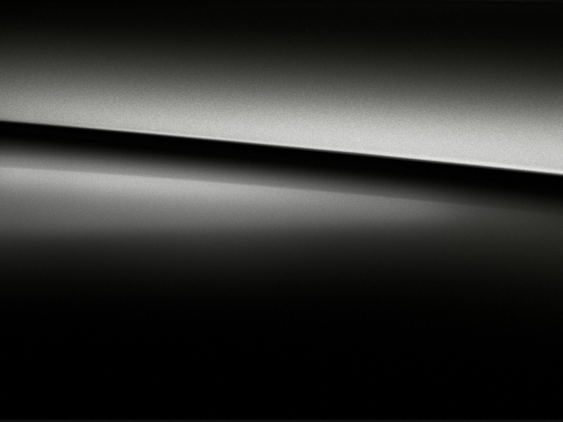 Vue de trois quarts de profil de la Mercedes Classe A Berline avec la peinture métallisées - Noir cosmos